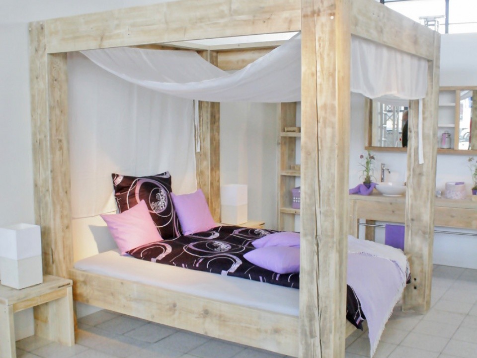 Esempio di una camera da letto stile rurale di medie dimensioni con pareti bianche