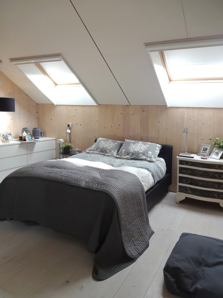 Skandinavisches Schlafzimmer ohne Kamin mit weißer Wandfarbe und gebeiztem Holzboden in Hannover
