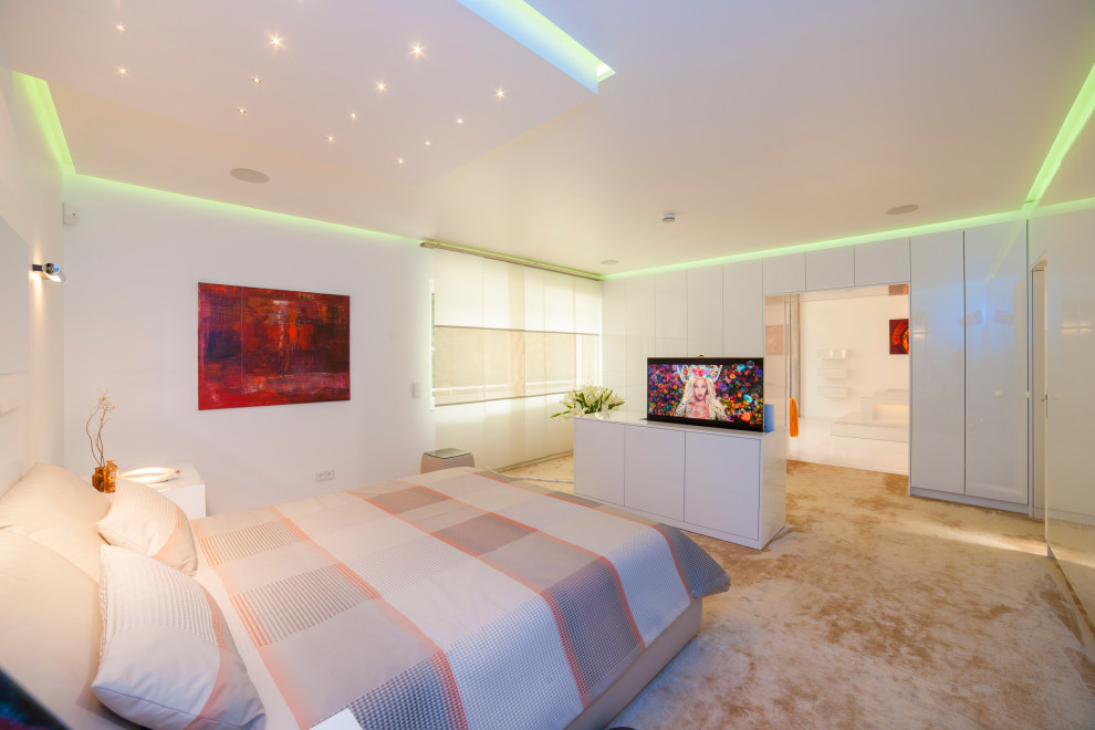 Modelo de dormitorio principal, moderno, extra grande, con paredes blancas, moqueta y suelo beige