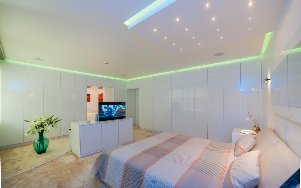Idee per un'ampia camera matrimoniale minimalista con pareti bianche, moquette e pavimento beige