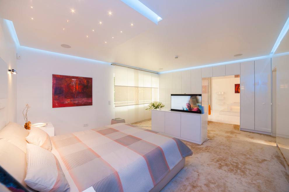 Ispirazione per un'ampia camera matrimoniale minimalista con pareti bianche, moquette e pavimento beige