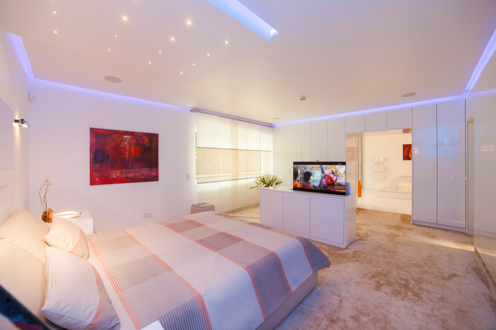 Свежая идея для дизайна: огромная хозяйская спальня в стиле модернизм с белыми стенами, ковровым покрытием и бежевым полом - отличное фото интерьера