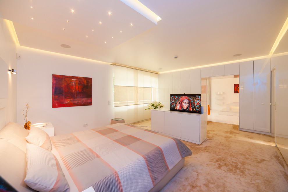 Ejemplo de dormitorio principal moderno extra grande con paredes blancas, moqueta y suelo beige