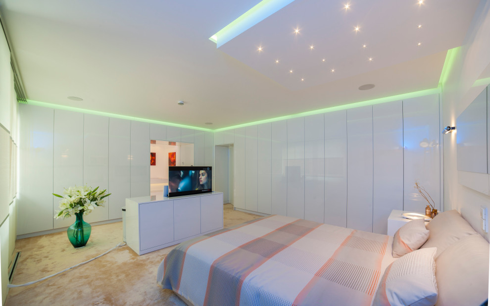 Стильный дизайн: огромная хозяйская спальня в стиле модернизм с белыми стенами, ковровым покрытием и бежевым полом - последний тренд
