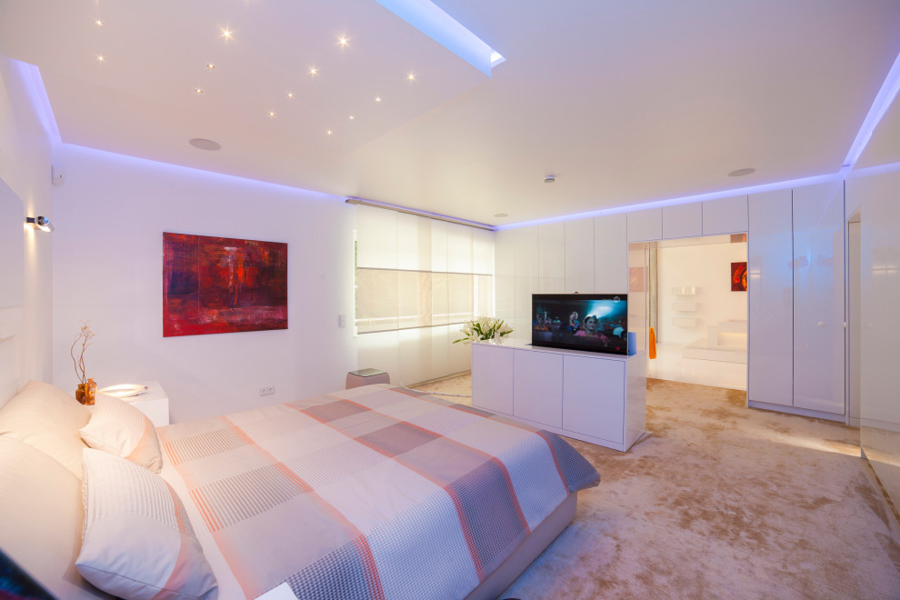 Foto de dormitorio principal moderno extra grande con paredes blancas, moqueta y suelo beige