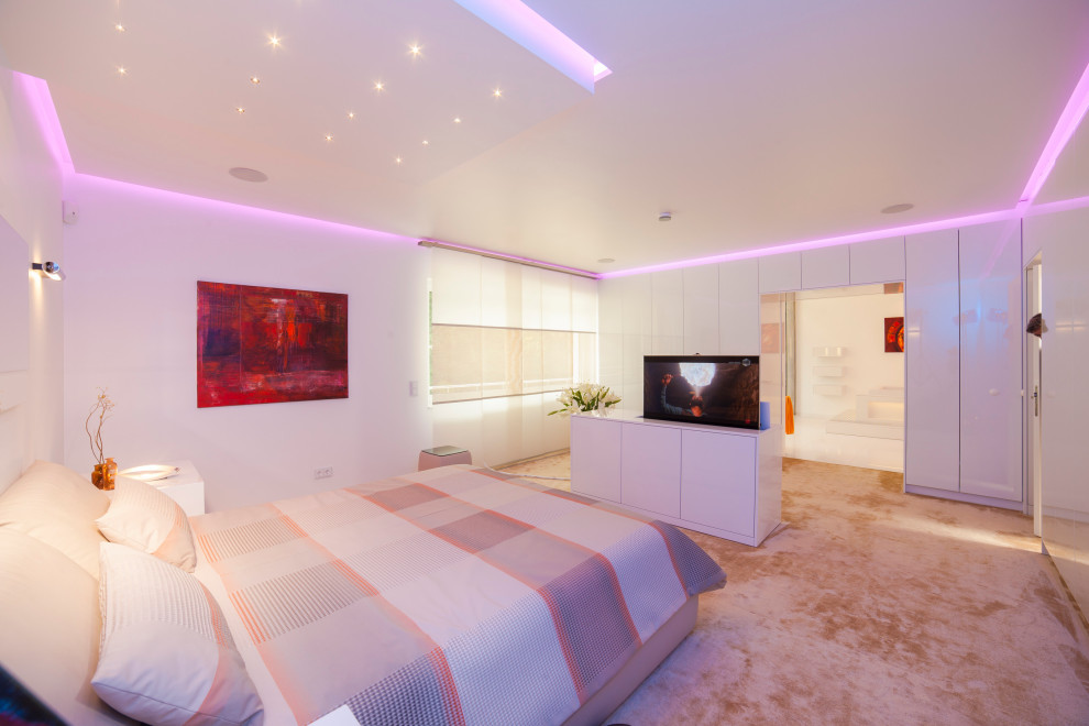 Ejemplo de dormitorio principal moderno extra grande con paredes blancas, moqueta y suelo beige