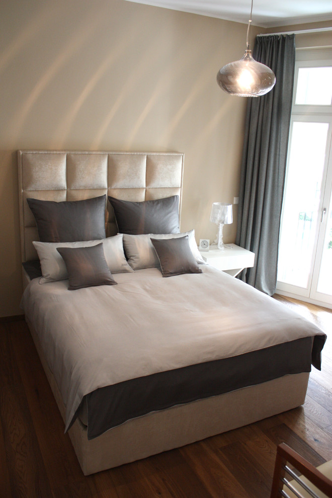Mittelgroßes Modernes Schlafzimmer ohne Kamin mit brauner Wandfarbe und braunem Holzboden in Hannover