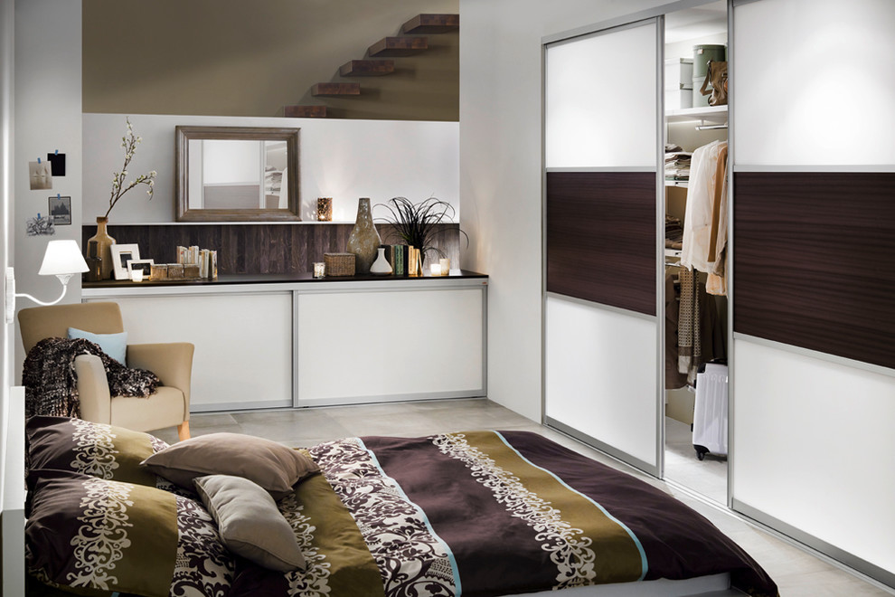 Immagine di una camera da letto nordica di medie dimensioni con pareti bianche e parquet chiaro
