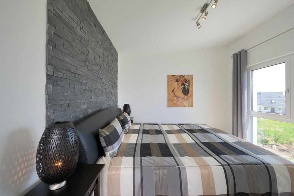 Свежая идея для дизайна: хозяйская спальня среднего размера в современном стиле с белыми стенами без камина - отличное фото интерьера