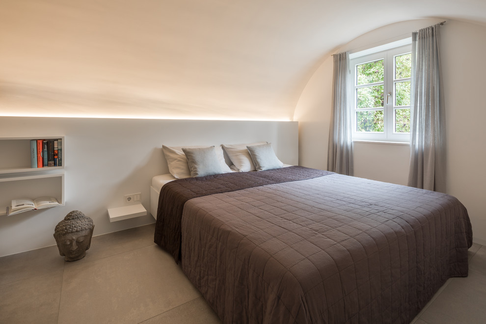 Пример оригинального дизайна: маленькая хозяйская спальня в современном стиле с белыми стенами, полом из керамической плитки и бежевым полом без камина для на участке и в саду