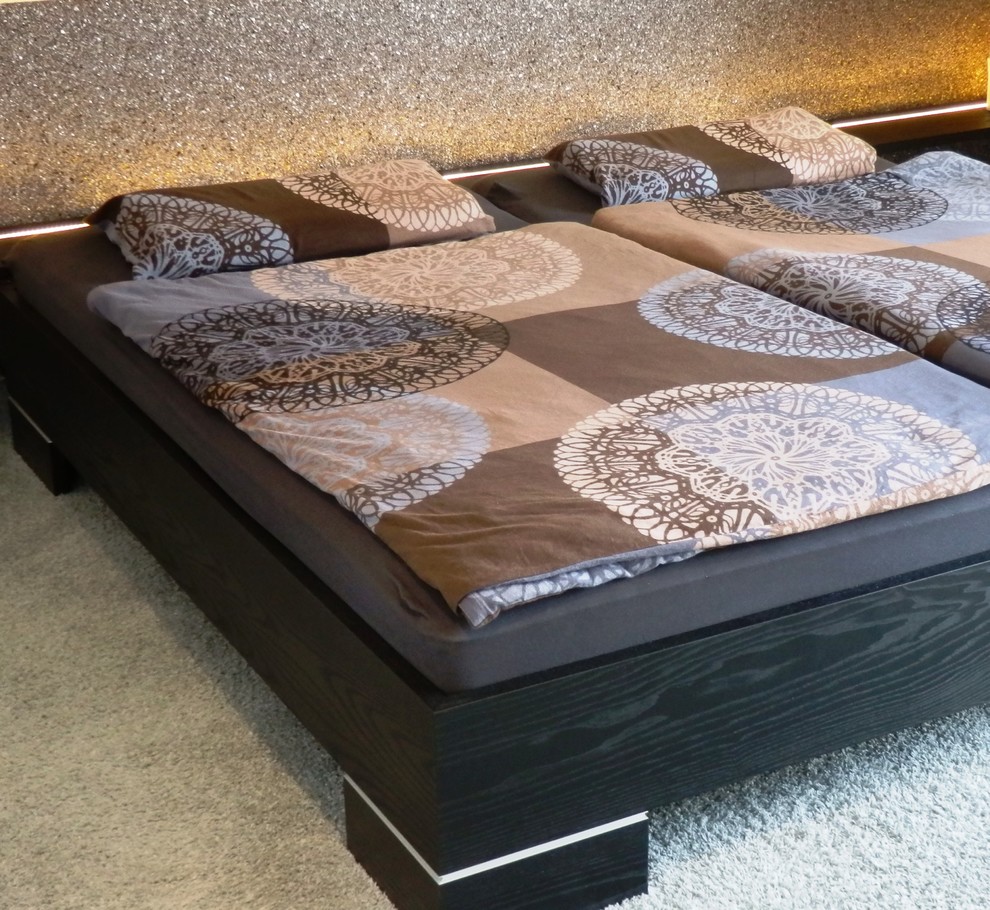 Immagine di una camera da letto design di medie dimensioni
