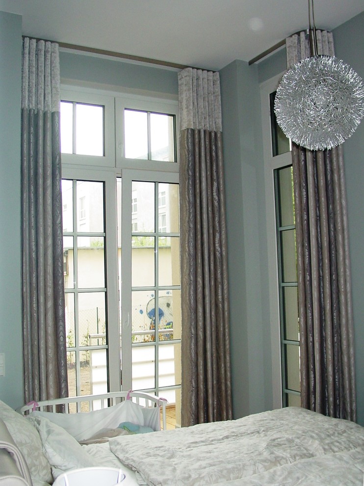 ドレスデンにあるトラディショナルスタイルのおしゃれな客用寝室 (青い壁) のレイアウト