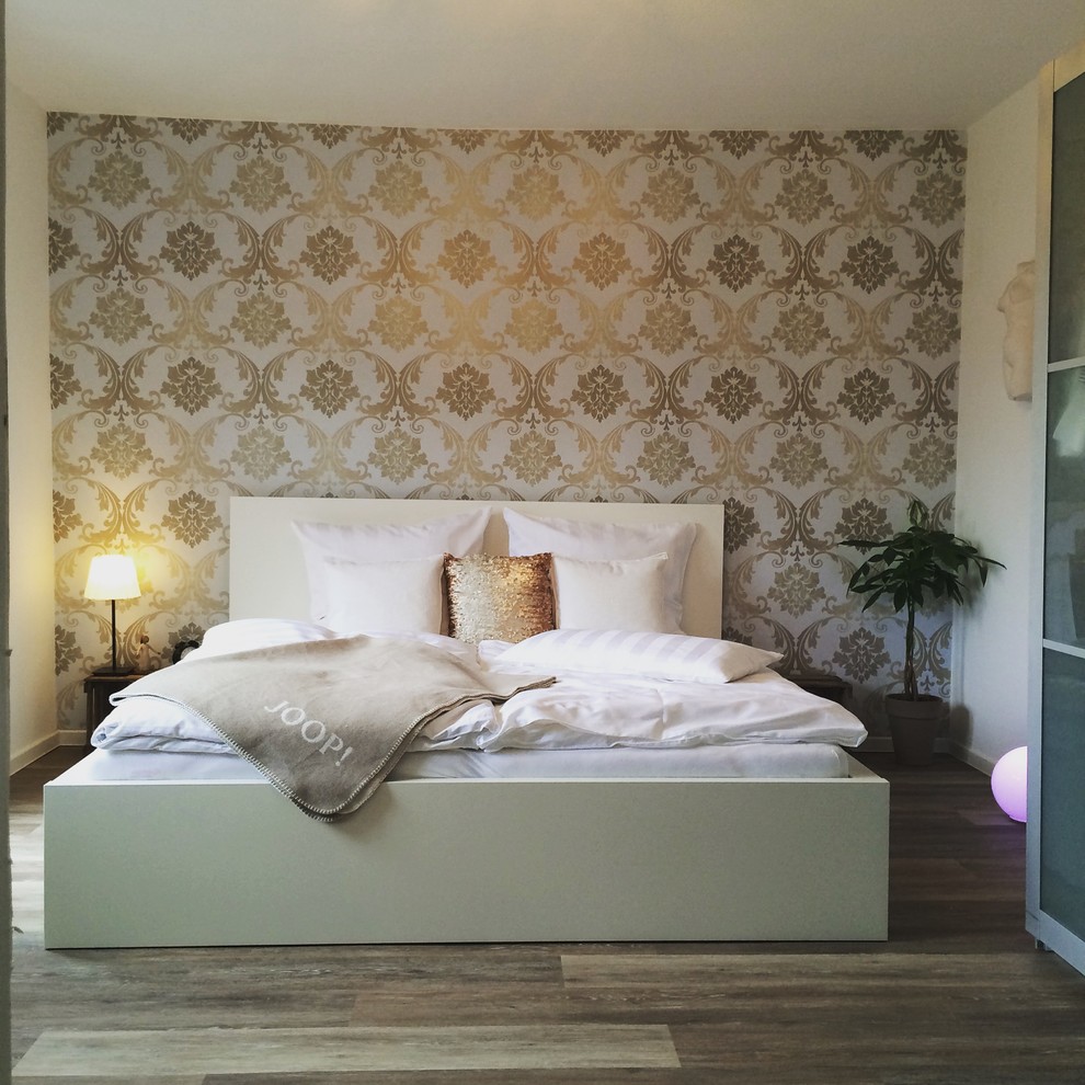 ケルンにある中くらいなトラディショナルスタイルのおしゃれな主寝室 (白い壁、クッションフロア、マルチカラーの床)
