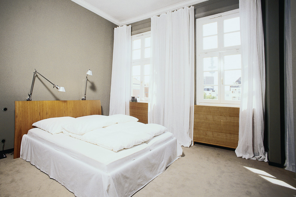 ハンブルクにある中くらいなコンテンポラリースタイルのおしゃれな主寝室 (グレーの壁、カーペット敷き、暖炉なし) のレイアウト