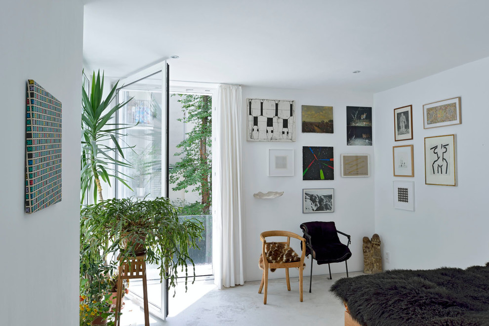 Mittelgroßes Modernes Schlafzimmer ohne Kamin mit weißer Wandfarbe in Frankfurt am Main