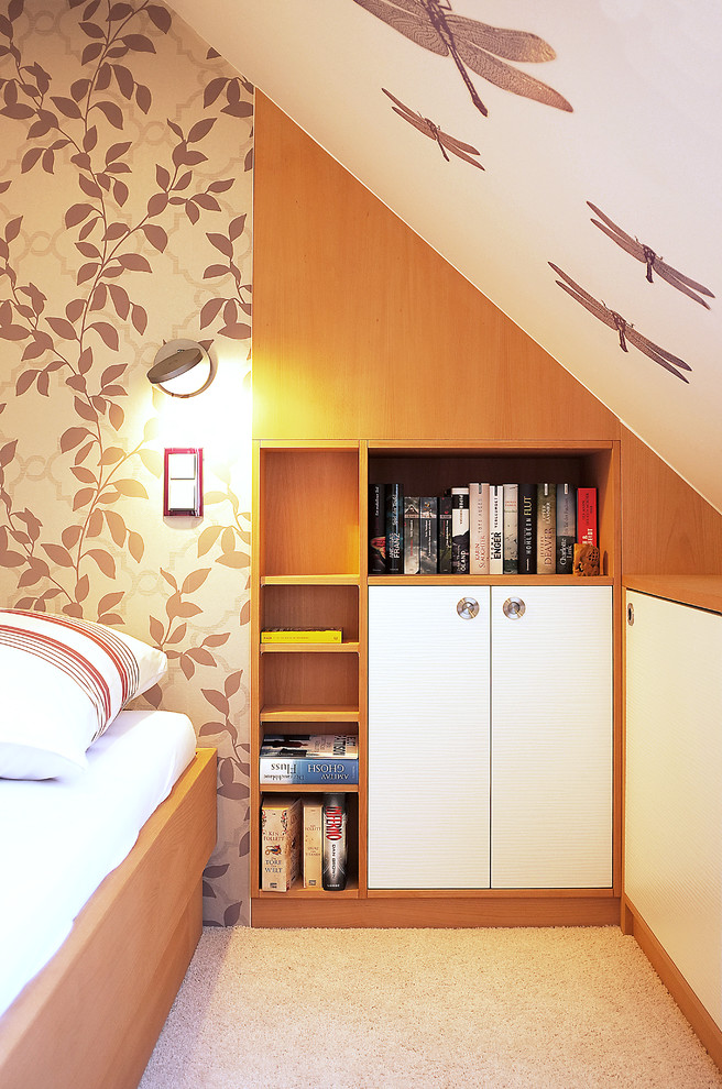 На фото: спальня в современном стиле с разноцветными стенами и ковровым покрытием с