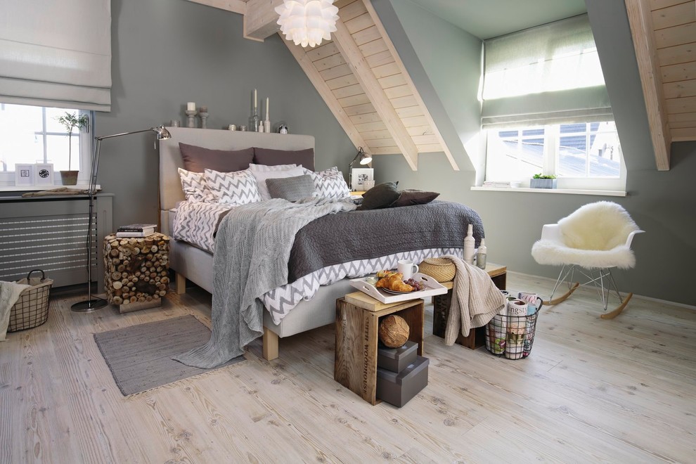 На фото: гостевая спальня среднего размера, (комната для гостей) в стиле шебби-шик с серыми стенами, полом из ламината и белым полом с
