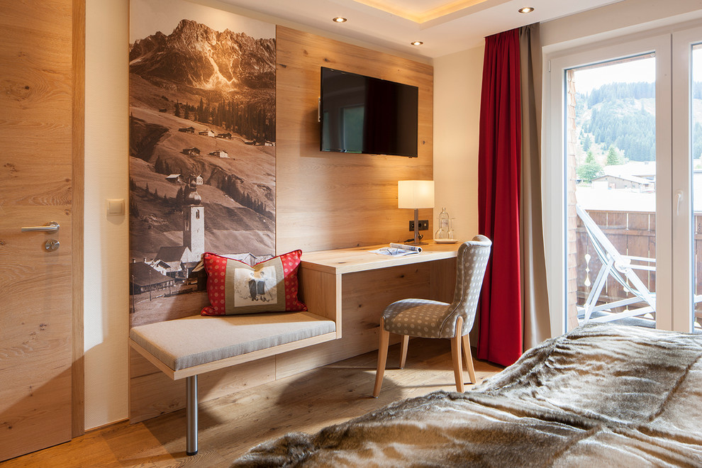 Свежая идея для дизайна: хозяйская спальня среднего размера в стиле рустика с белыми стенами и светлым паркетным полом без камина - отличное фото интерьера
