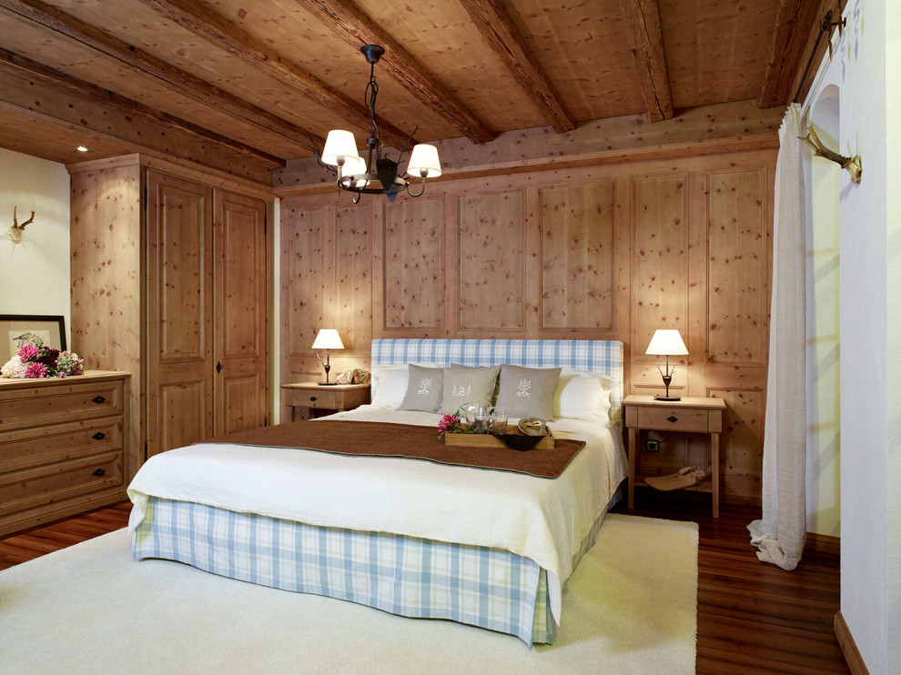 Großes Country Schlafzimmer ohne Kamin mit brauner Wandfarbe, dunklem Holzboden und braunem Boden in München
