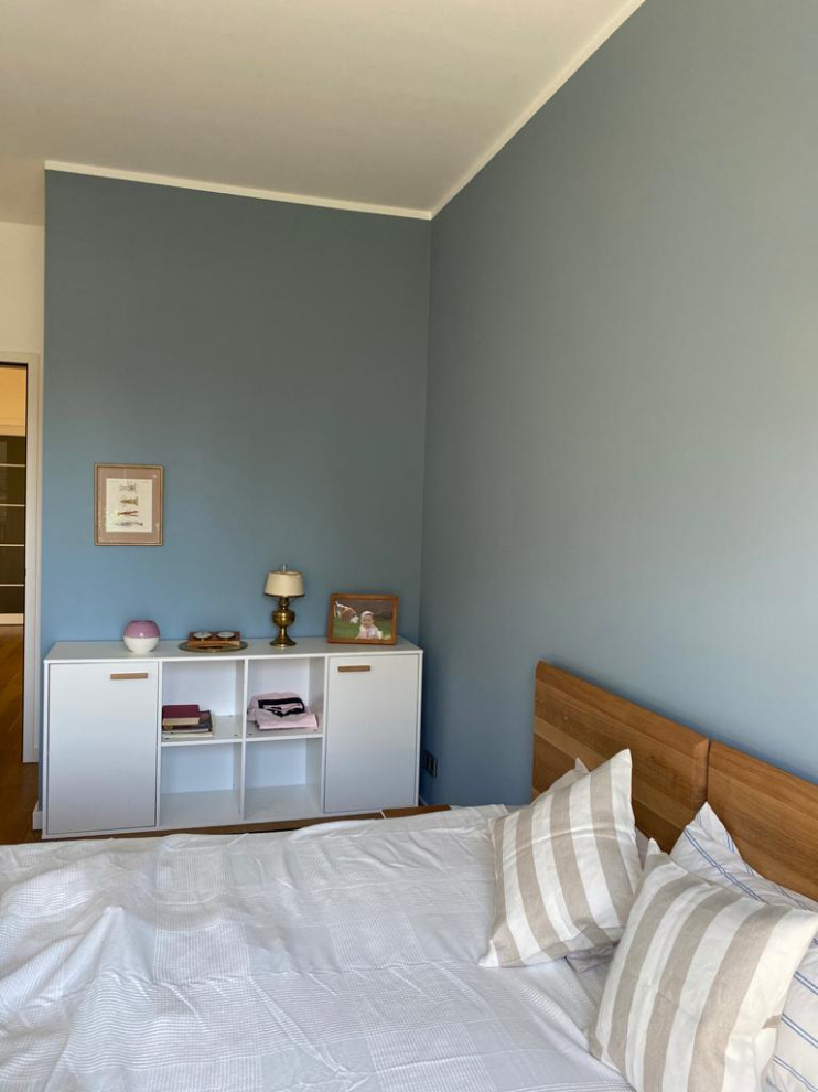 Источник вдохновения для домашнего уюта: гостевая спальня среднего размера, (комната для гостей) в современном стиле с синими стенами и светлым паркетным полом