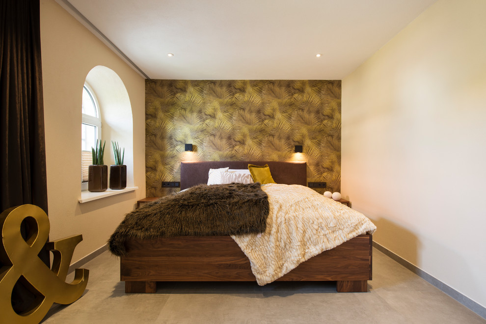 Mittelgroßes Hauptschlafzimmer ohne Kamin mit blauer Wandfarbe und beigem Boden in Nürnberg