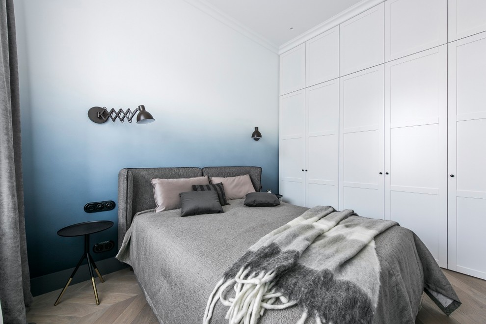 Skandinavisches Schlafzimmer ohne Kamin mit braunem Holzboden, braunem Boden und bunten Wänden in Stuttgart