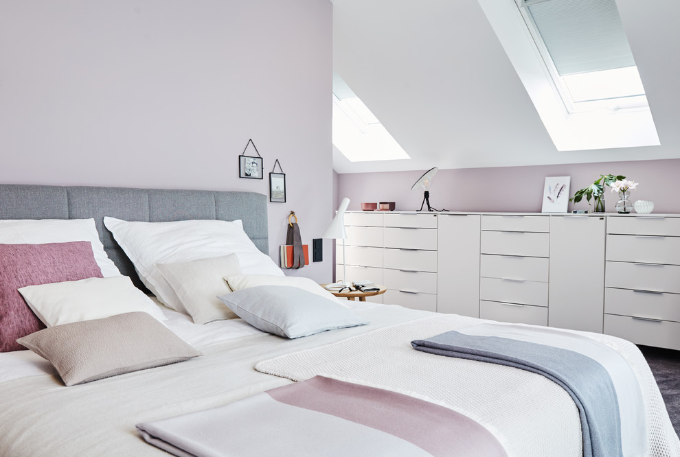 Mittelgroßes Modernes Hauptschlafzimmer ohne Kamin mit rosa Wandfarbe, Teppichboden und grauem Boden in Sonstige