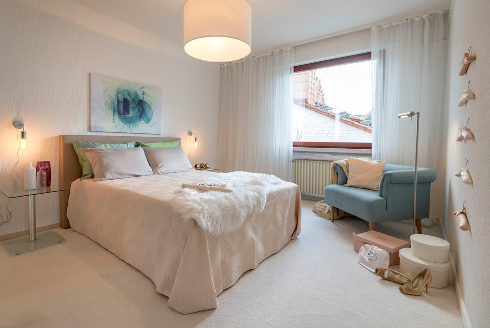 Ejemplo de dormitorio principal clásico renovado de tamaño medio sin chimenea con paredes blancas, moqueta y suelo beige