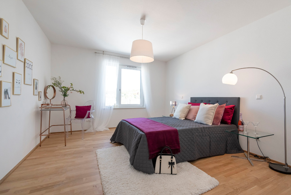 Mittelgroßes Modernes Hauptschlafzimmer ohne Kamin mit weißer Wandfarbe, hellem Holzboden und braunem Boden in Frankfurt am Main