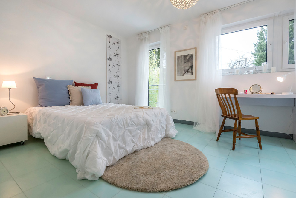Imagen de dormitorio principal contemporáneo de tamaño medio sin chimenea con paredes blancas y suelo turquesa