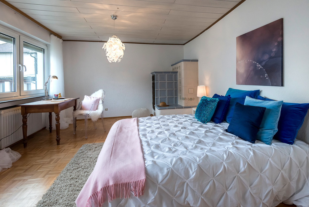 Großes Klassisches Hauptschlafzimmer mit weißer Wandfarbe, braunem Holzboden, braunem Boden, Kaminofen und gefliester Kaminumrandung in Frankfurt am Main