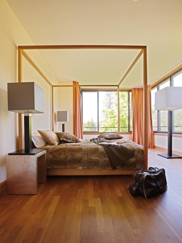 Großes Modernes Hauptschlafzimmer ohne Kamin mit beiger Wandfarbe und braunem Holzboden in Düsseldorf