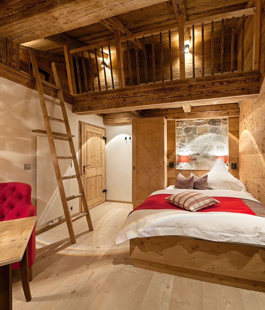 Diseño de dormitorio rural de tamaño medio con paredes beige, suelo de madera clara y suelo beige