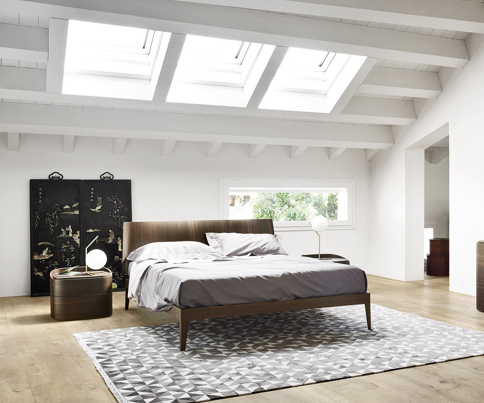 ベルリンにある広いコンテンポラリースタイルのおしゃれな主寝室 (白い壁、淡色無垢フローリング、茶色い床、暖炉なし、コンクリートの暖炉まわり)