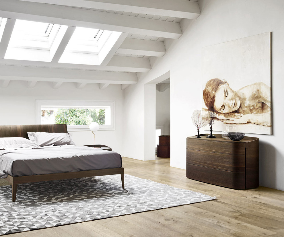 Diseño de dormitorio principal contemporáneo grande sin chimenea con paredes blancas, suelo de madera clara, suelo marrón y marco de chimenea de hormigón