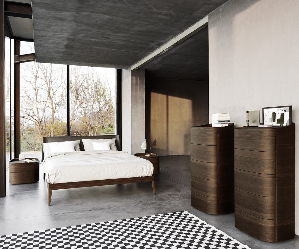 Imagen de dormitorio principal contemporáneo grande sin chimenea con paredes grises, suelo gris, suelo de cemento y marco de chimenea de hormigón