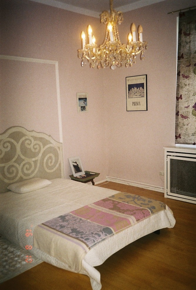 Idéer för vintage huvudsovrum, med rosa väggar och ljust trägolv