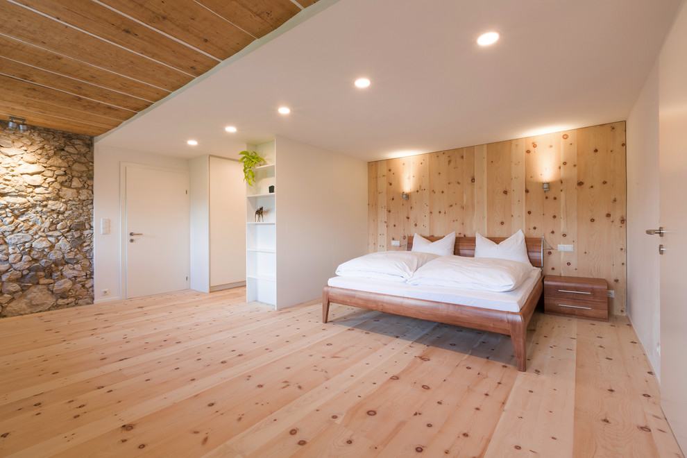 Inspiration för asiatiska sovrum, med ljust trägolv och vita väggar
