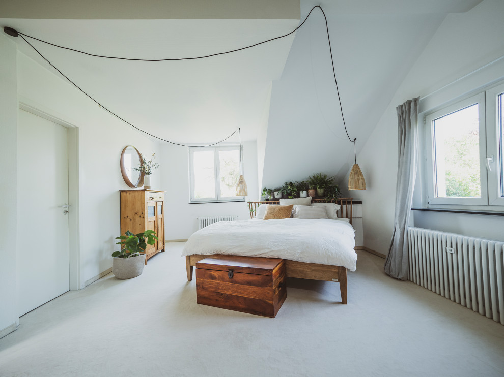 Großes Eklektisches Hauptschlafzimmer mit weißer Wandfarbe, Teppichboden und beigem Boden in München