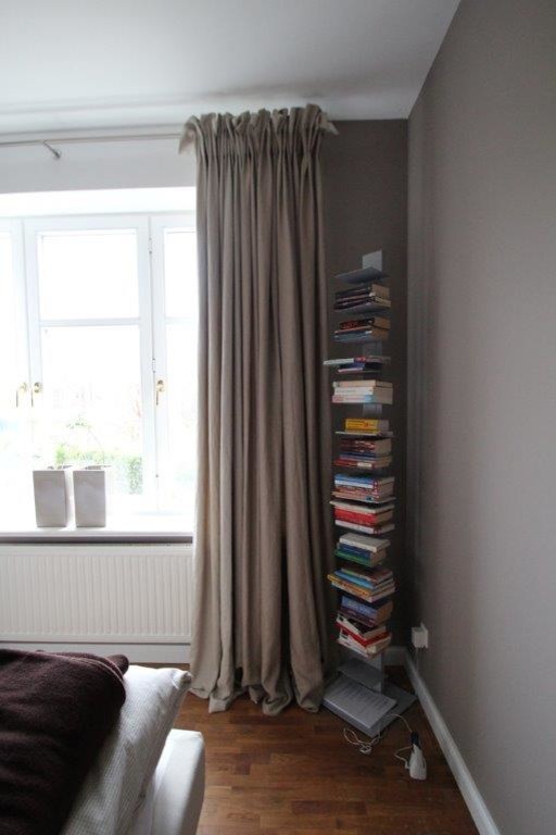 Kleines Country Schlafzimmer mit grauer Wandfarbe und braunem Boden in Düsseldorf