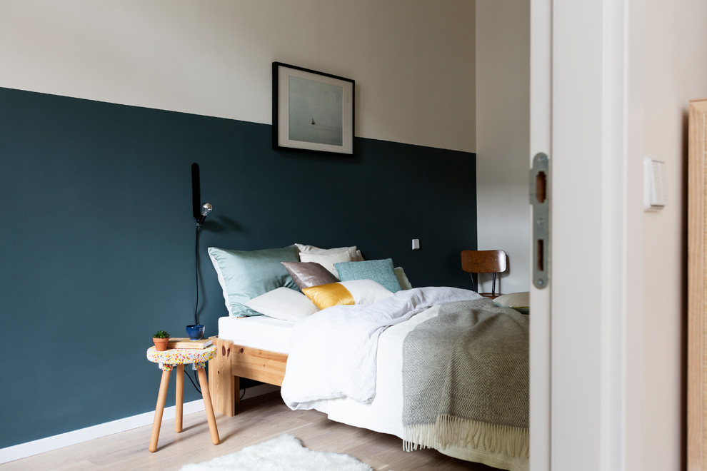 Mittelgroßes Modernes Hauptschlafzimmer mit blauer Wandfarbe, hellem Holzboden und beigem Boden in Berlin