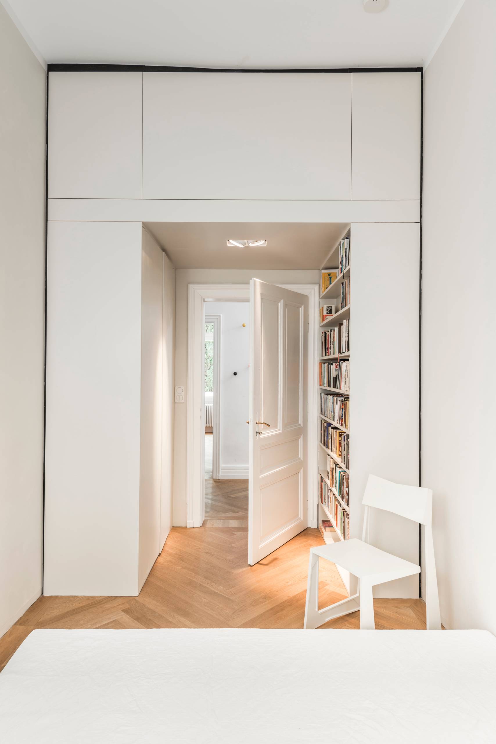 Schlafzimmer mit begehbarer Kleiderschrank-Bücherregallösung - Modern -  Bedroom - Frankfurt - by BANDYOPADHYAY interior+communication | Houzz