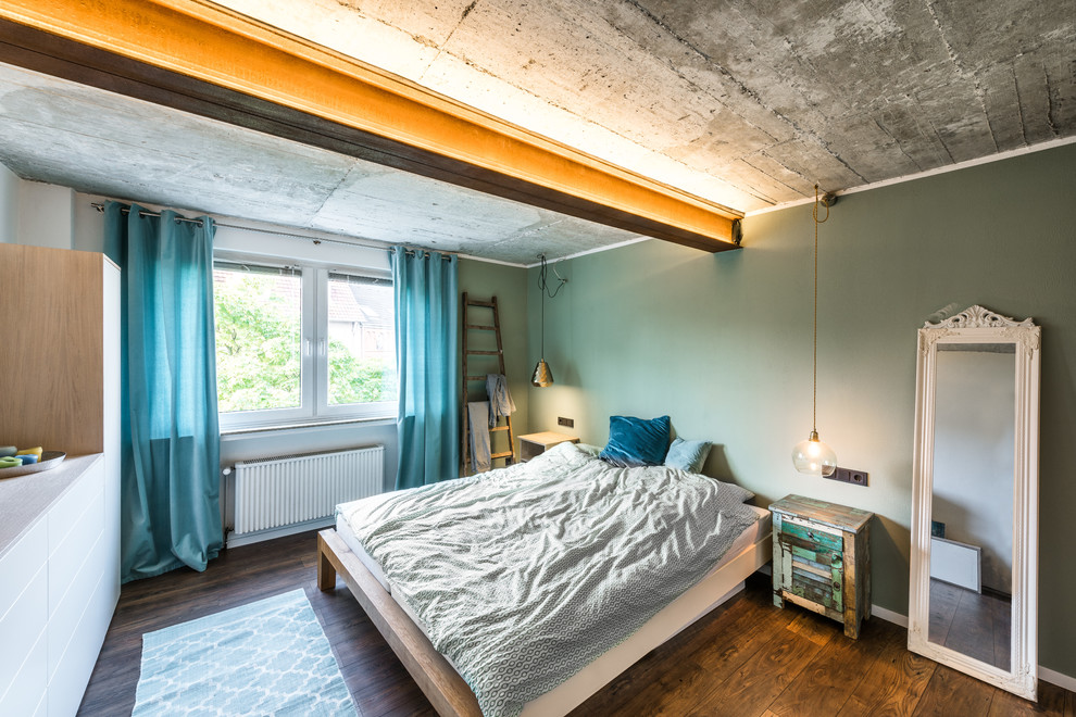 Ejemplo de dormitorio principal ecléctico de tamaño medio sin chimenea con paredes verdes, suelo de madera oscura y suelo marrón