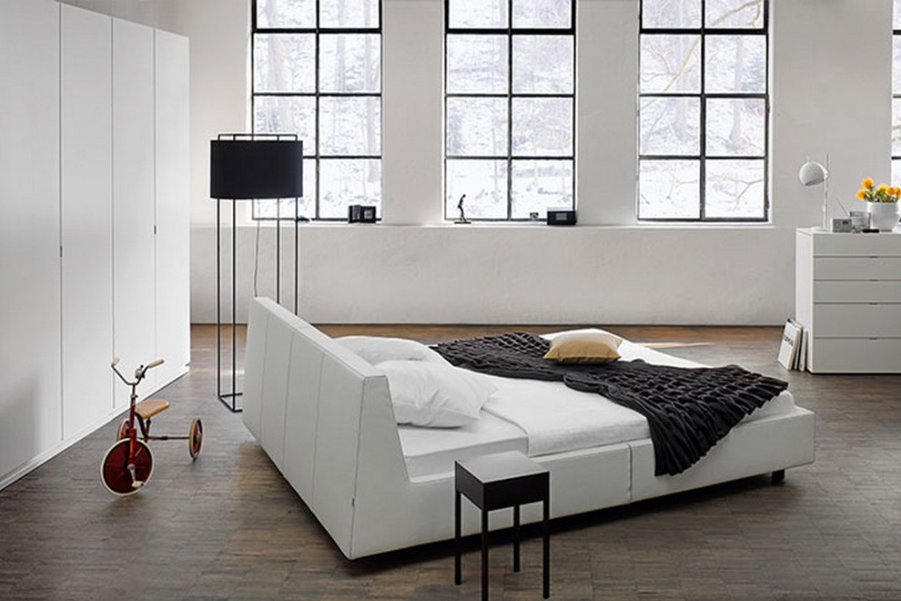Idee per un'ampia camera da letto minimal con pareti bianche, parquet scuro e nessun camino