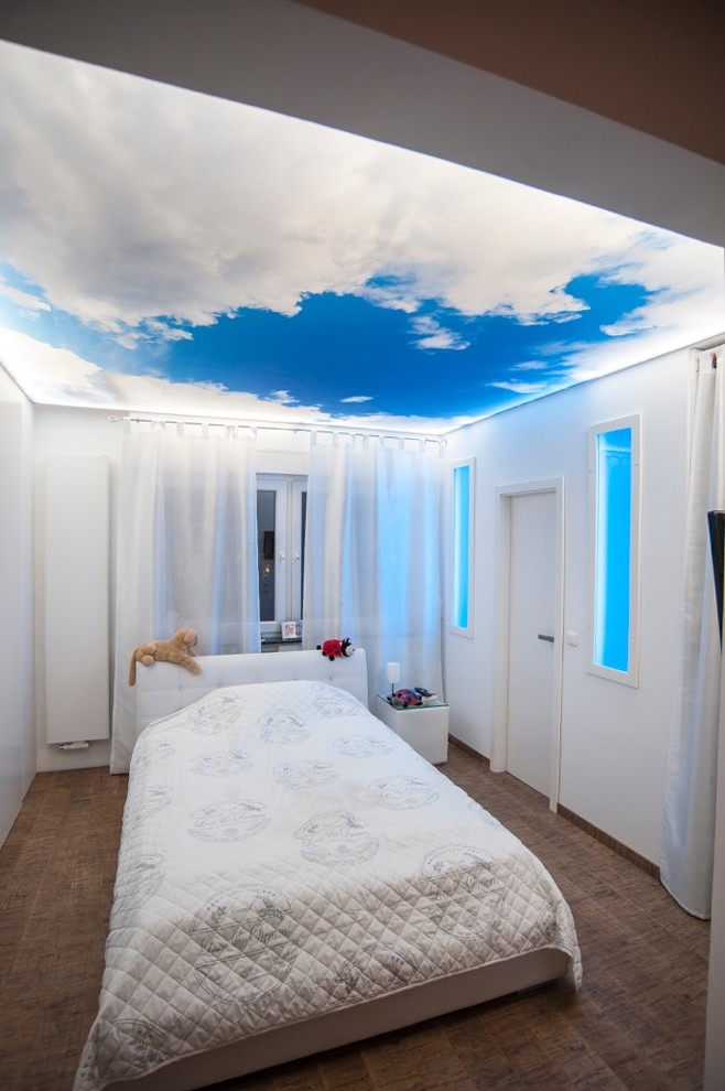 Modernes Hauptschlafzimmer ohne Kamin mit weißer Wandfarbe, dunklem Holzboden und braunem Boden in Dortmund