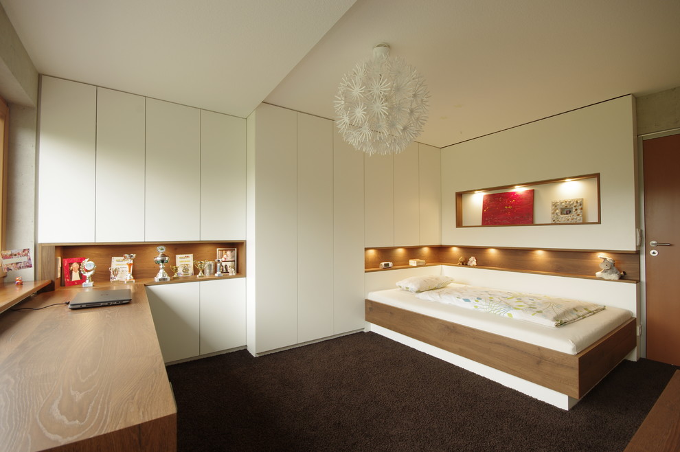Mittelgroßes Modernes Schlafzimmer mit grauer Wandfarbe, Teppichboden und braunem Boden in Sonstige