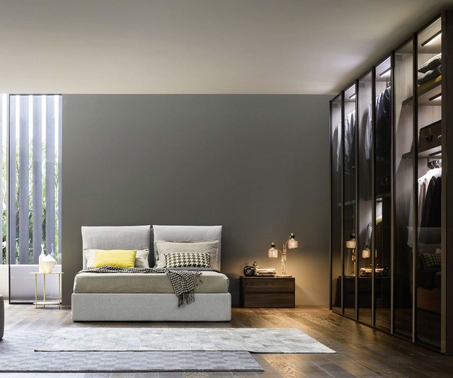 Schlafzimmer mit extravagantem Kleiderschrank mit transparenten Glastüren -  Modern - Schlafzimmer - Sonstige - von Livarea | Houzz