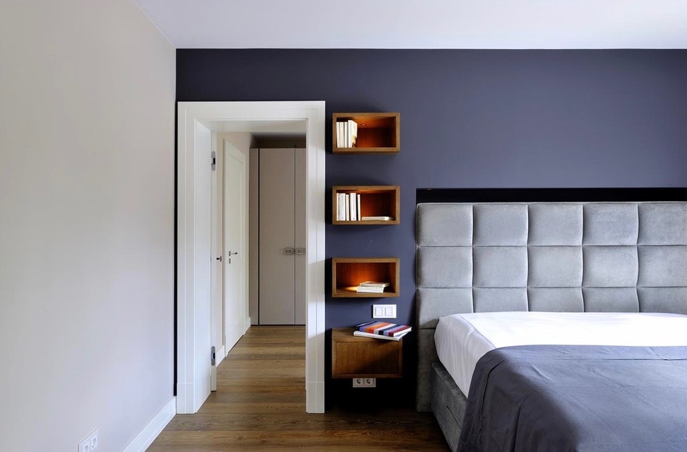 ミュンヘンにある広いコンテンポラリースタイルのおしゃれな主寝室 (紫の壁、濃色無垢フローリング、暖炉なし、コンクリートの暖炉まわり、茶色い床) のレイアウト