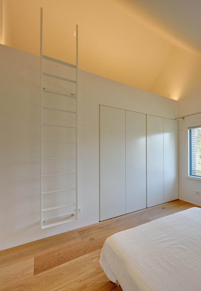 Photo of a contemporary bedroom in Berlin.