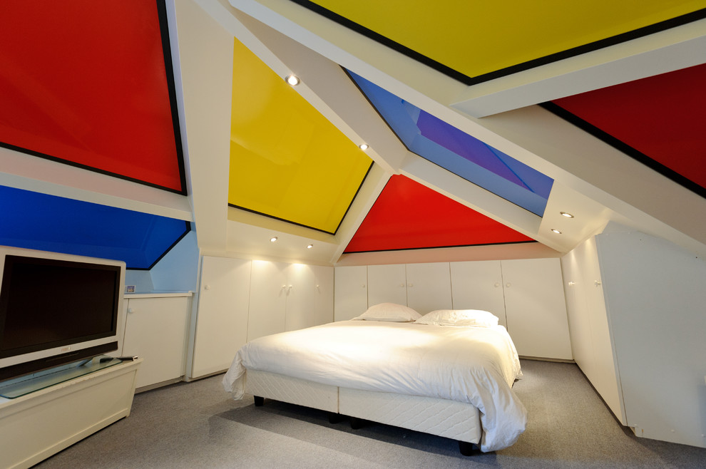 Mittelgroßes Modernes Gästezimmer ohne Kamin mit bunten Wänden und Teppichboden in Sonstige